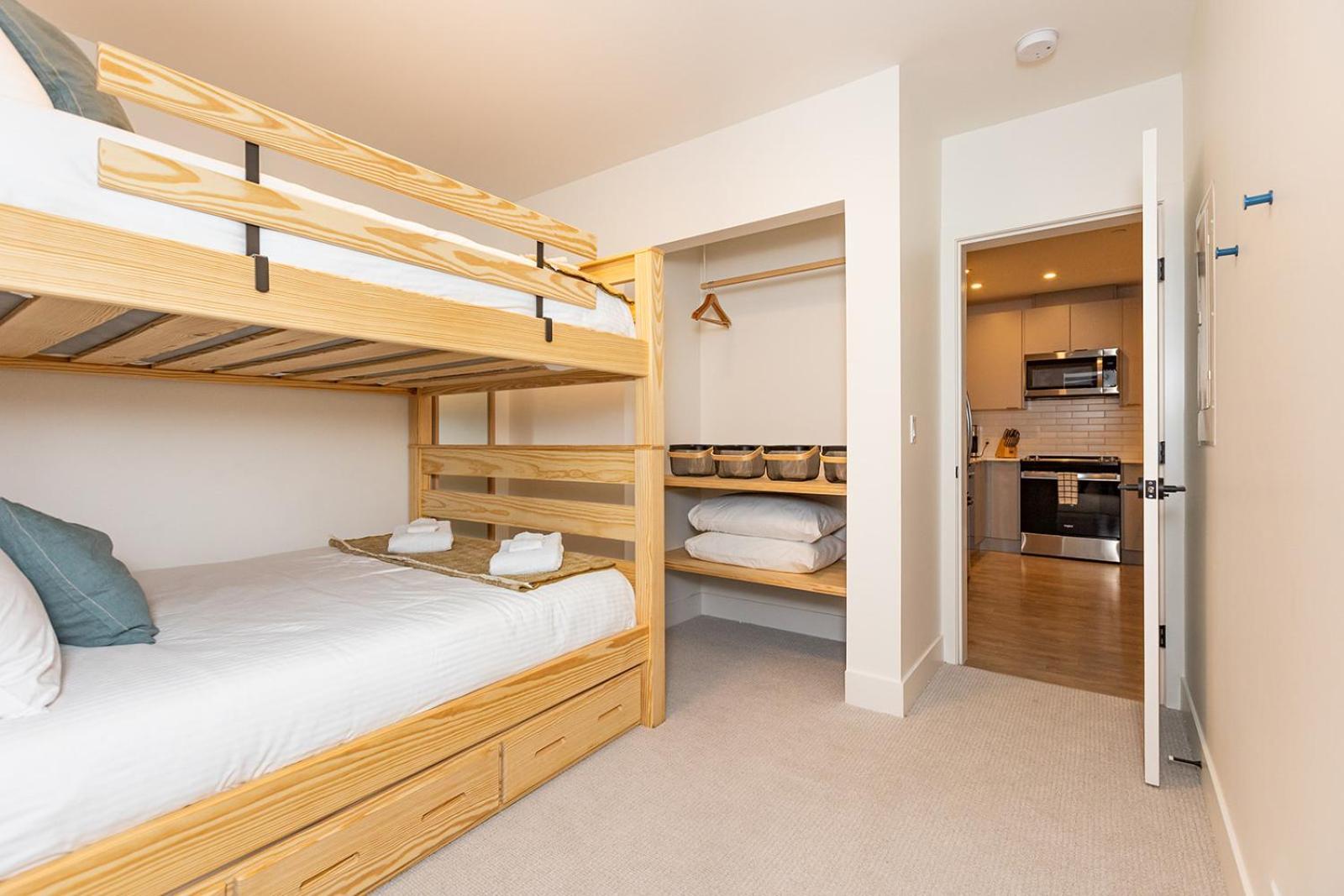 Tally Ho By Revelstoke Vacations Экстерьер фото
